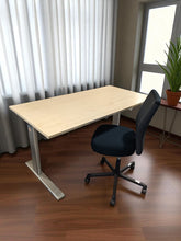 Set Birou electric Vielhauer 160x80 cm și scaun ergonomic fără cotiere marca Vitra – second hand