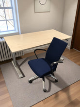 Set Birou electric Vielhauer 160x80 cm și scaun ergonomic fără cotiere marca Vitra Antonio Citterio – second hand