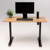 Birou electric reglabil pe inaltime IntelliDesk, inaltime reglabila, blat stejar 140x70 cm, cadru negru, 2 motoare, controler digital cu memorie, sistem anticoliziune, nou