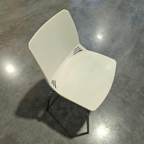 Scaun din Plastic Alb - Practic si Usor de Intretinut, pentru Birou, Cantina sau Evenimente