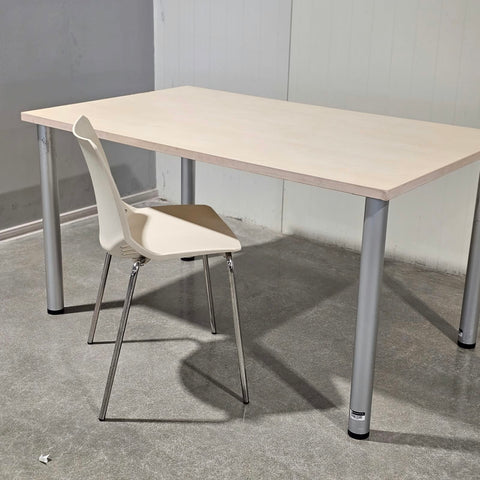 Scaun din Plastic Alb - Practic si Usor de Intretinut, pentru Birou, Cantina sau Evenimente