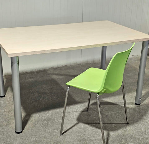 Scaun din Plastic Verde - Practic si Usor de Intretinut, pentru Birou, Cantina sau Evenimente