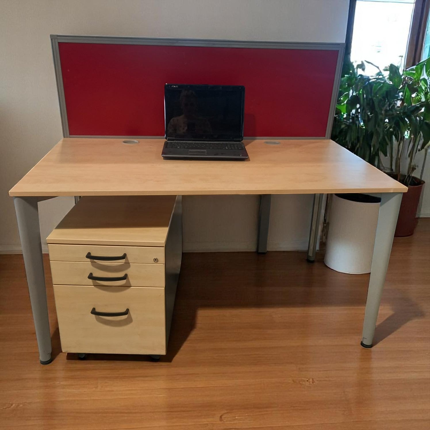 Set Rollbox + Birou Techo artar dimensiuni 100x80 cm, separator frontal, cadru metalic gri - second hand