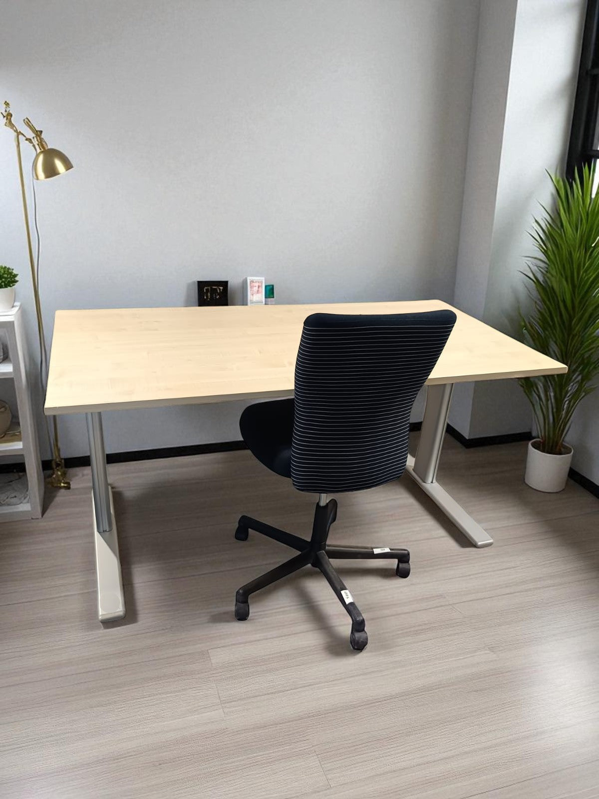 Set Birou electric Vielhauer 160x80 cm și scaun ergonomic fără cotiere marca Vitra – second hand