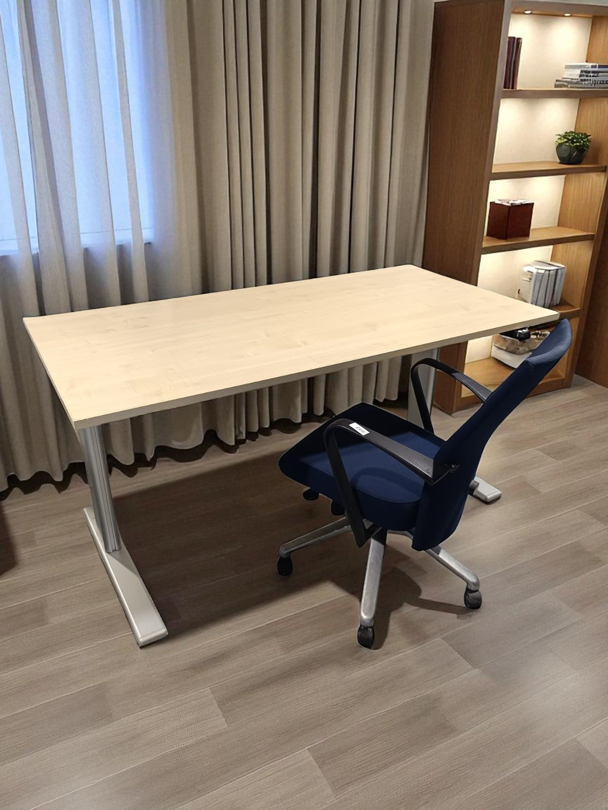 Set Birou electric Vielhauer 160x80 cm și scaun ergonomic fără cotiere marca Vitra Antonio Citterio – second hand