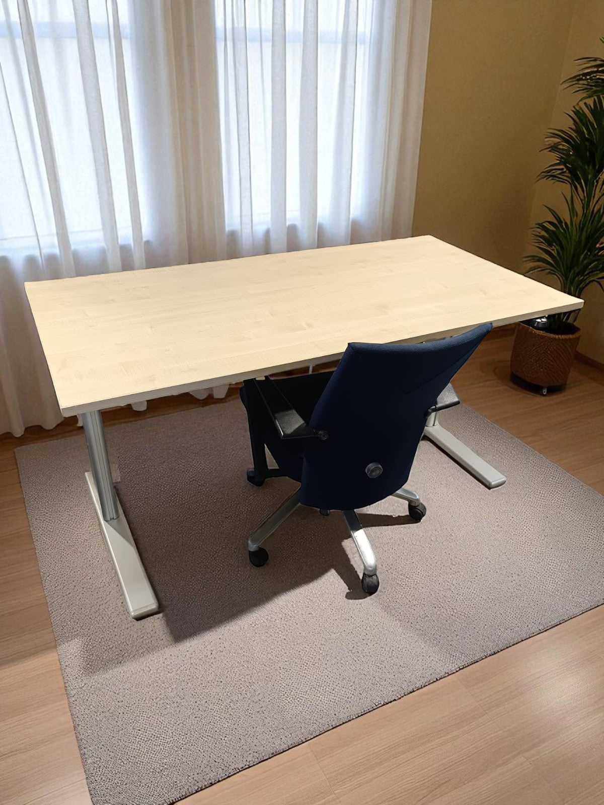 Set Birou electric Vielhauer 160x80 cm și scaun ergonomic fără cotiere marca Vitra Antonio Citterio – second hand