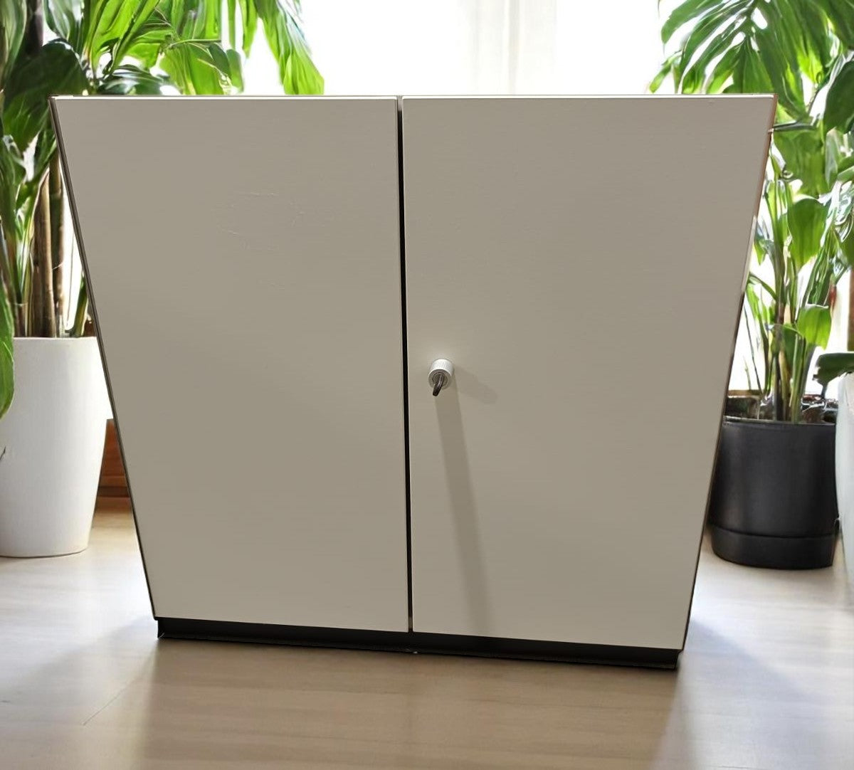 Dulap documente alb 2 usi, raft metalic ajustabil, dimensiuni 80x80x43 cm - second hand
